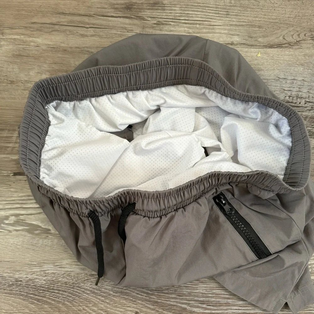 SOLD Gray essential mens short shorts lined
Adjustable waist - Picture 6 of 7